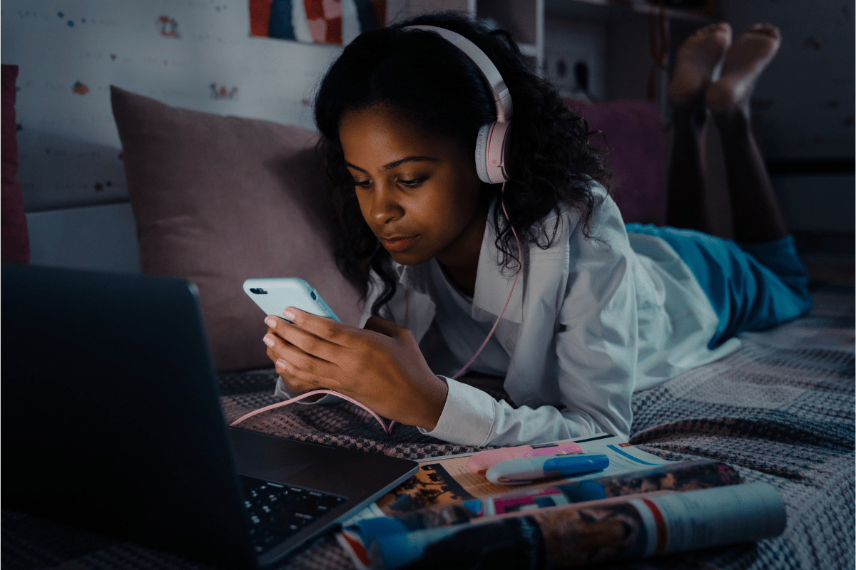 Longevity News: Night-time Scrolling | Simply Nootropics US